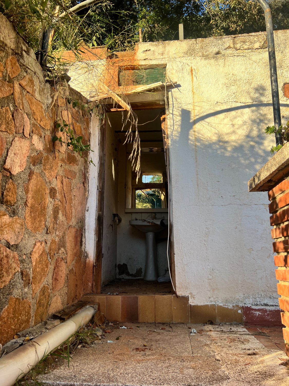 Garage for sale on an urban and buildable plot with water and electricity