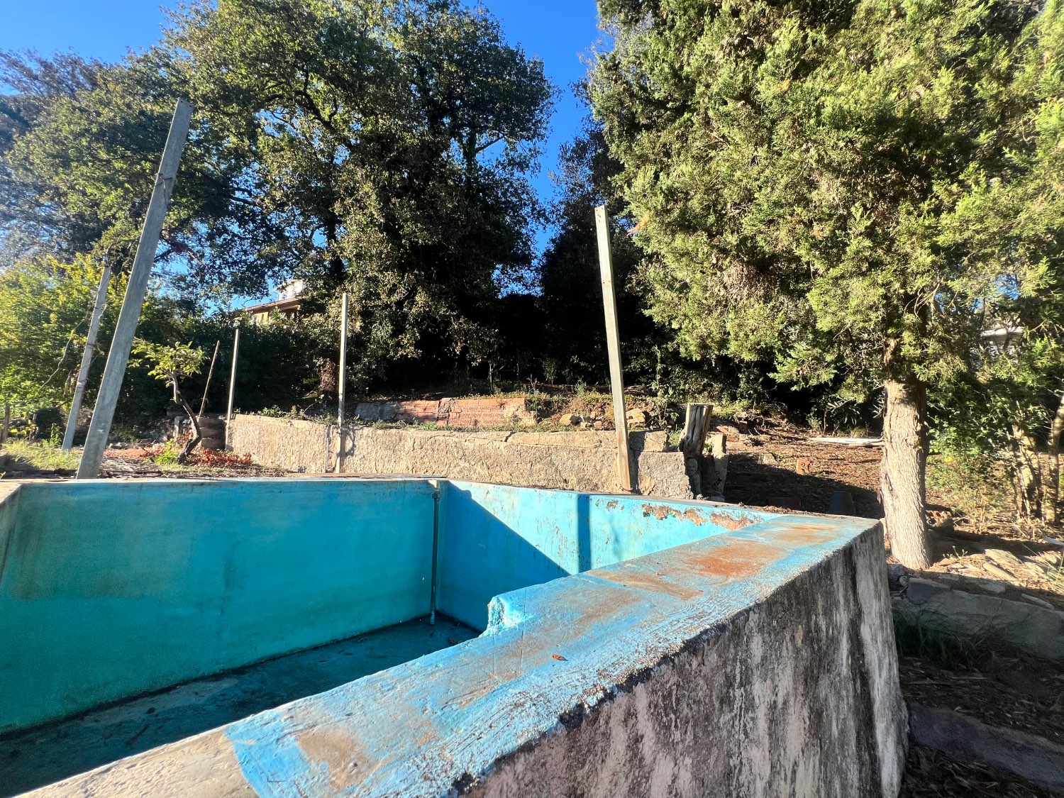 Garage for sale on an urban and buildable plot with water and electricity