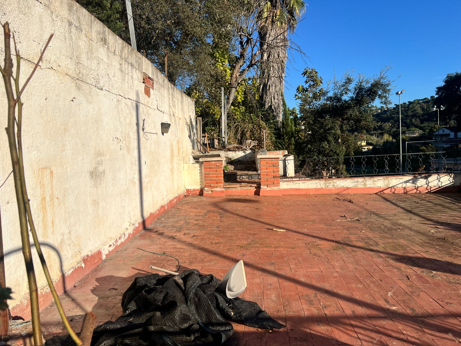 Garage for sale on an urban and buildable plot with water and electricity