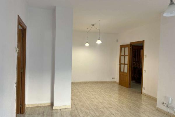 Venta de piso de 4 habitaciones en Santa Perpetua de Mog...