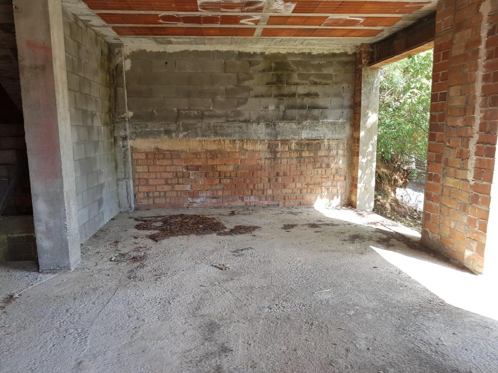 Venta de suelo con obra sin finalizar