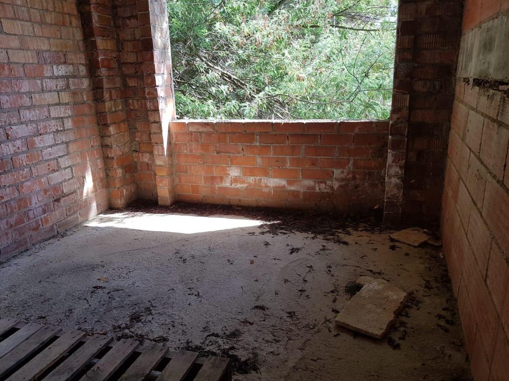 Venta de suelo con obra sin finalizar